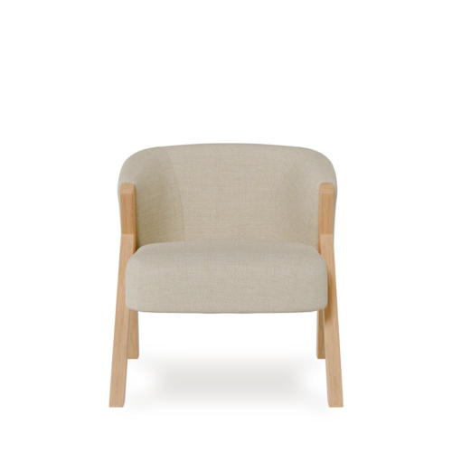 Butaca SINTRA beige , estructura acolchada y patas de madera natural. Elegante, cómoda y perfecta para cualquier salón o rincón de lectura.