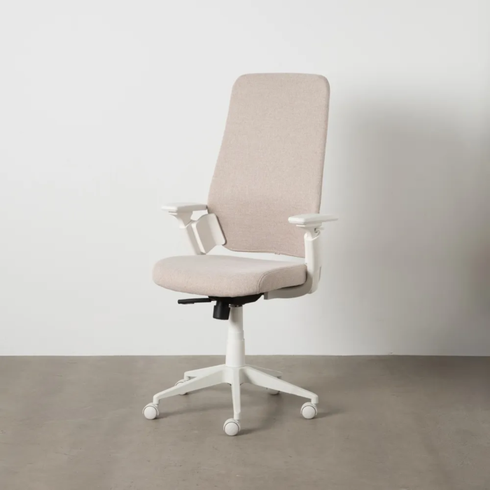 Silla de oficina beige con respaldo alto y ruedas - Imagen 10