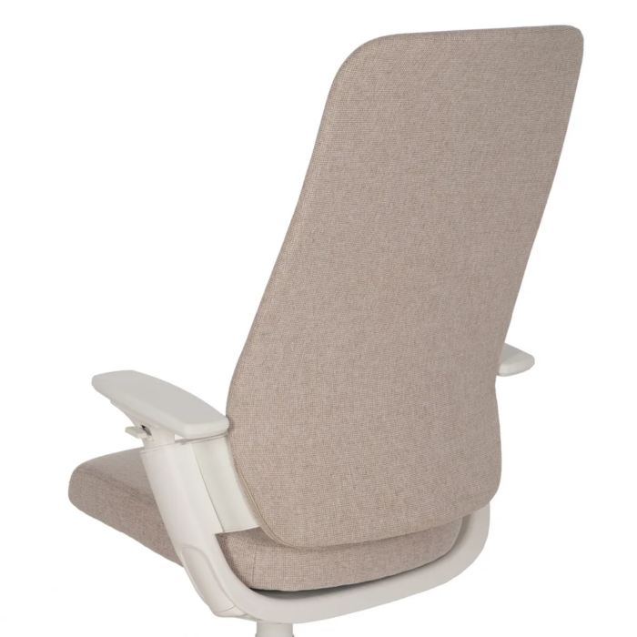 Silla de oficina beige con respaldo alto y ruedas - Imagen 14