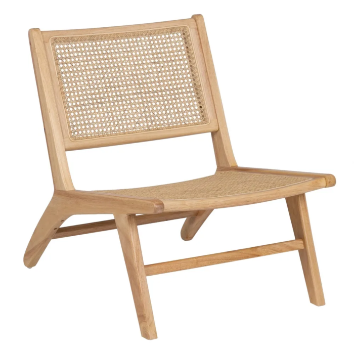 Sillón de madera de caucho y ratán en tono natural. Diseño elegante, asiento amplio y respaldo cómodo. Perfecto para decorar con estilo y confort.