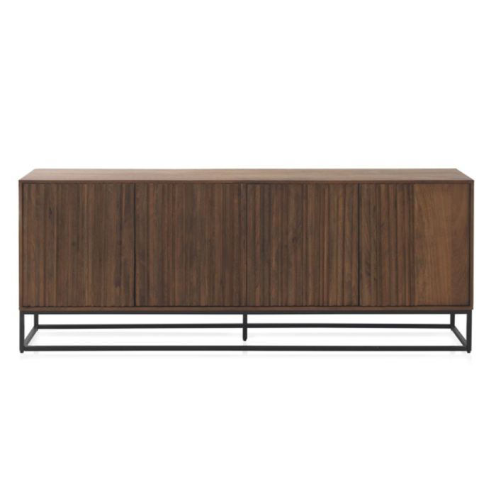 Aparador de 4 puertas en madera maciza de mango con relieve vertical. Diseño sofisticado con base metálica negra y apertura push-push. ¡Dale estilo a tu hogar!