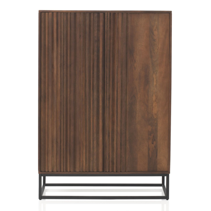 Aparador alto de 2 puertas en madera de mango maciza con relieve vertical, base metálica negra y amplio almacenamiento. ¡Perfecto para tu hogar!
