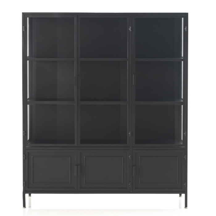 Vitrina de metal y cristal con puertas y laterales transparentes. Diseño moderno, estantes fijos y patas regulables. Ideal para exhibir decoración con estilo.
