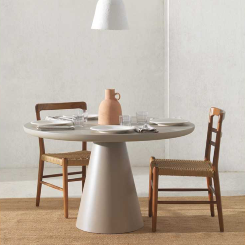 Silla de madera de toon color nogal con asiento trenzado