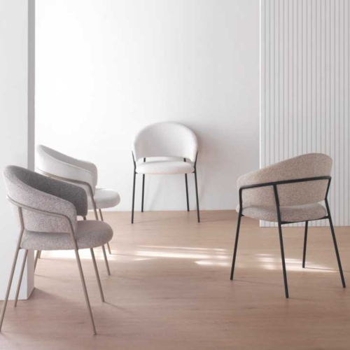 Sillón tapizado en chenilla beige con patas metálicas negras