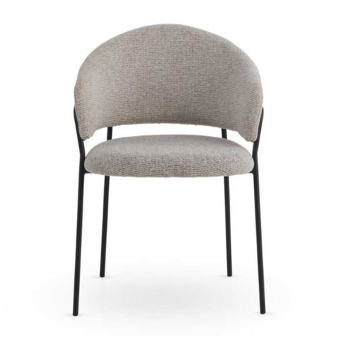 Sillón tapizado en chenilla beige con patas metálicas negras