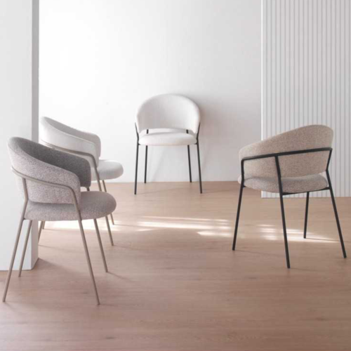 Sillón tapizado en chenilla crema con patas metálicas color topo