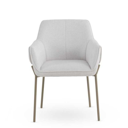 sillon tapizado en chenilla color crema y patas de metal color