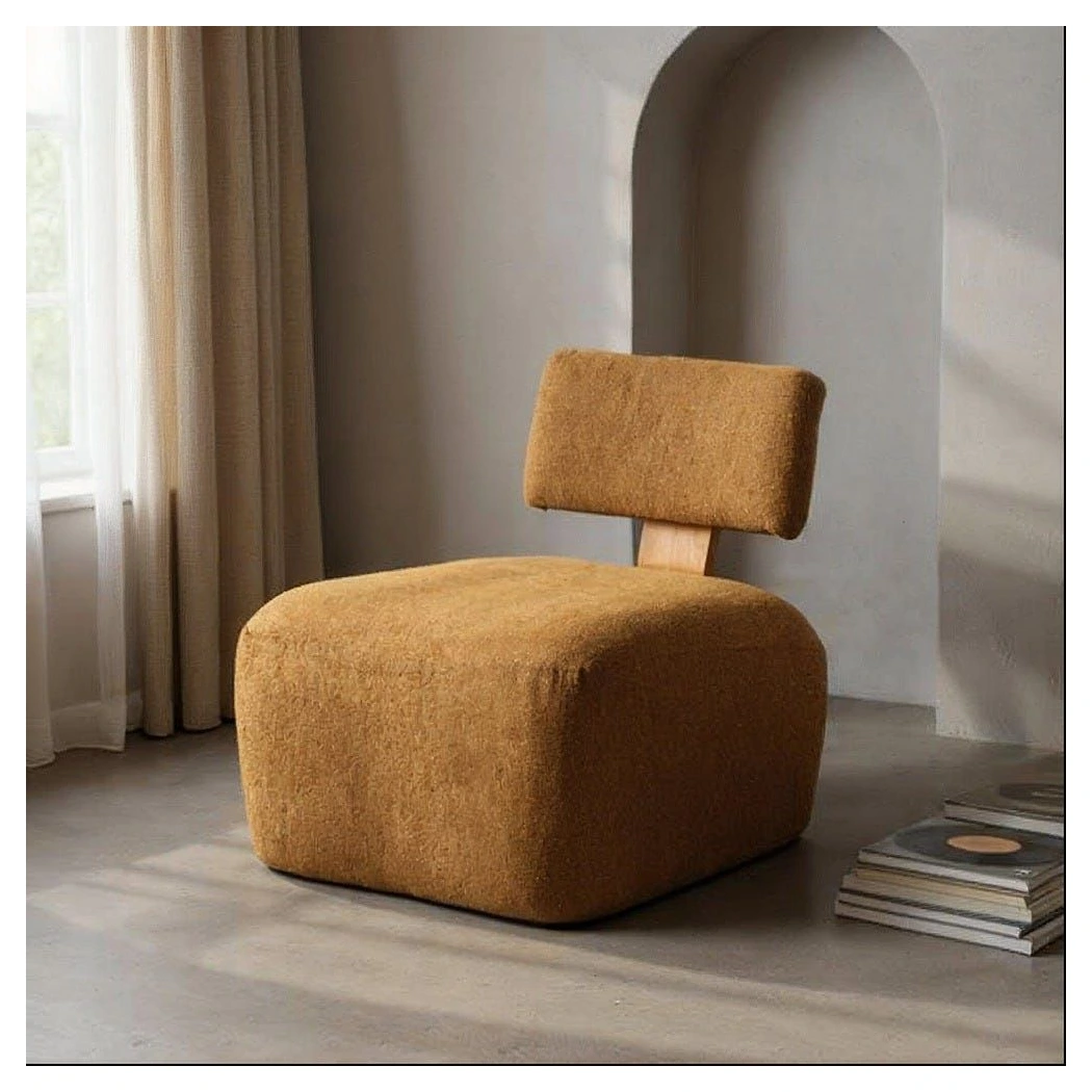 sillón tapizado mostaza
