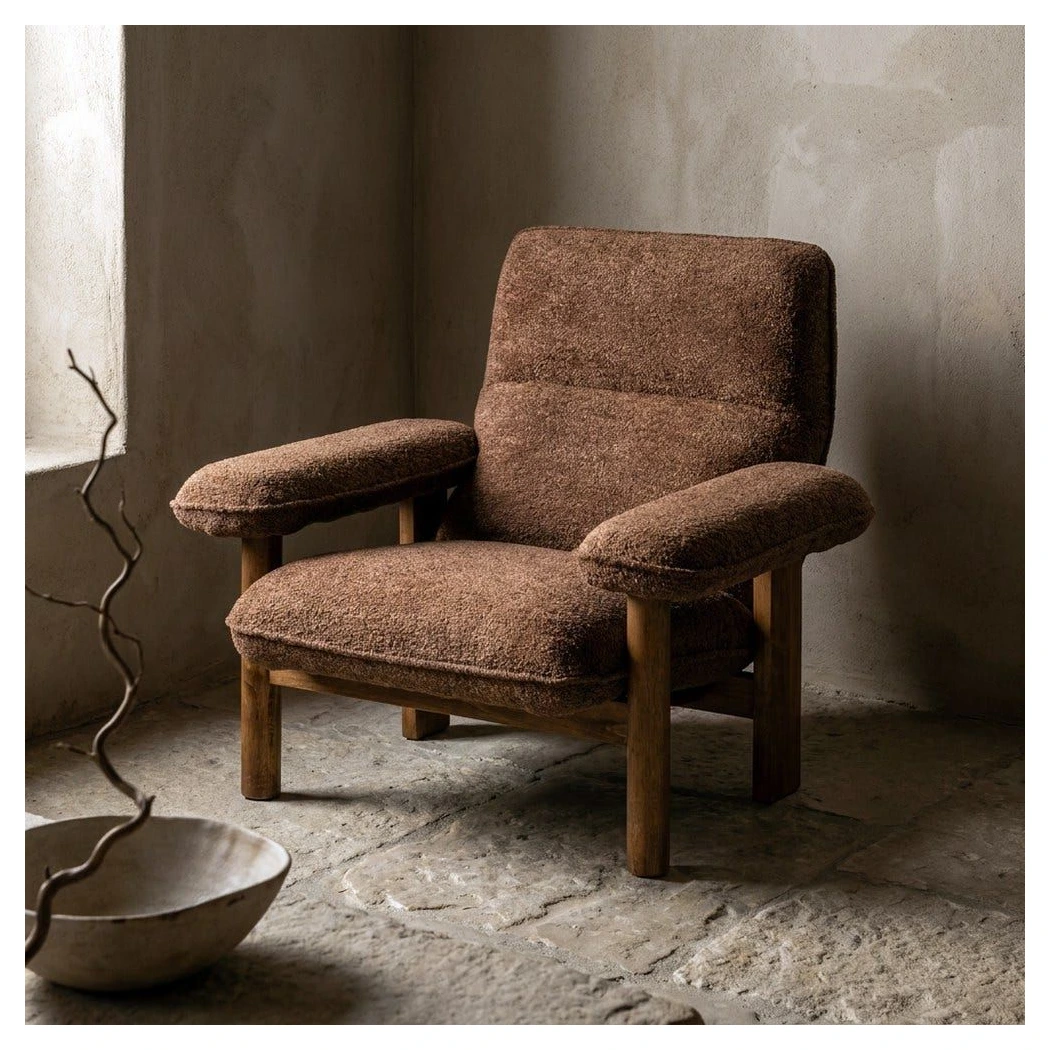 sillón tapizado marrón de madera