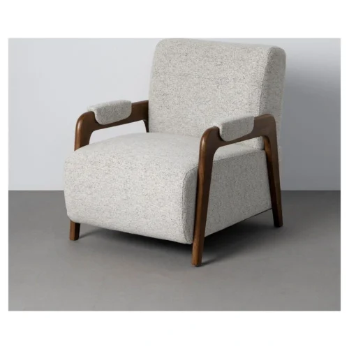 sillón tapizado beige y madera