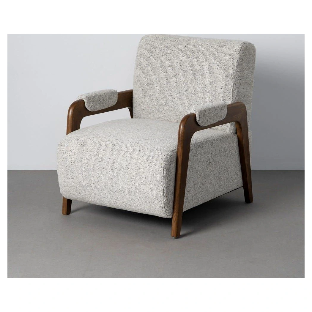 sillón tapizado beige y madera