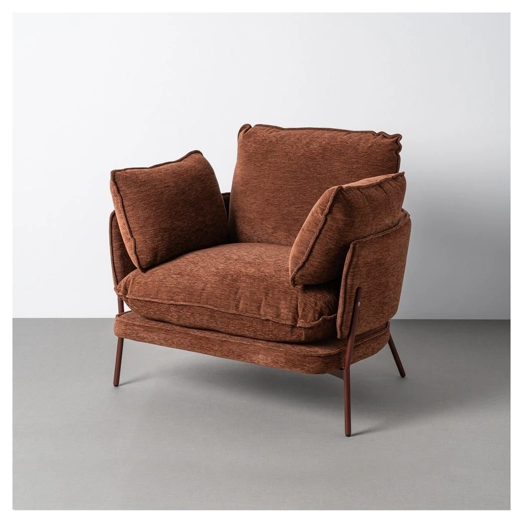 sillón tapizado marrón oscuro