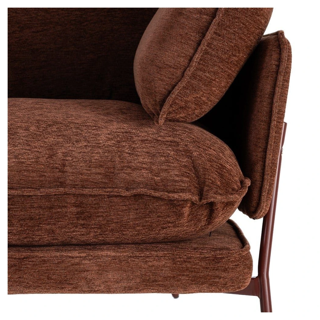 sillón tapizado marrón oscuro