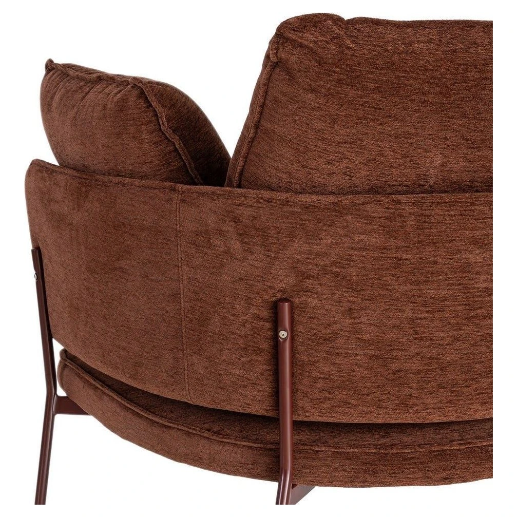 sillón tapizado marrón oscuro