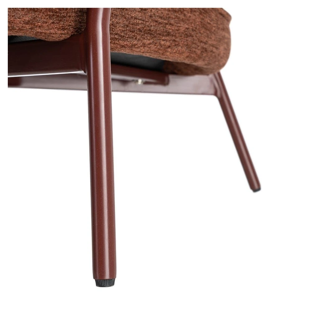 sillón tapizado marrón oscuro