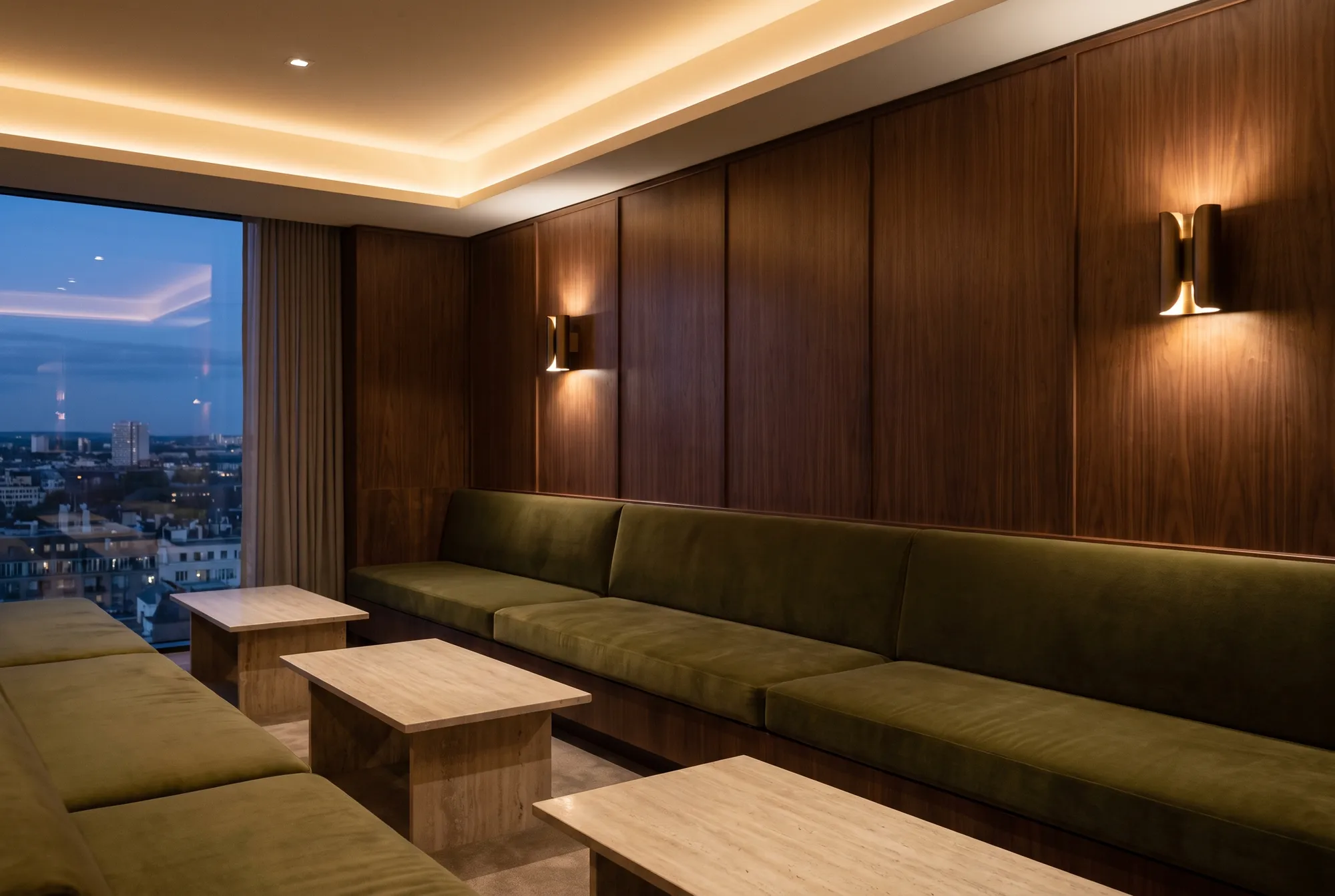 Lounge de hotel con panelado de nogal satinado, banco corrido en terciopelo verde oliva y mesas de travertino – mobiliario a medida para profesionales, Artikane